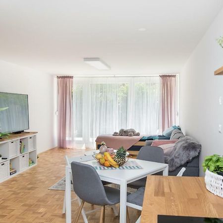 Family Apartment With Garden リュブリャナ エクステリア 写真